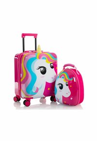 Set di valigie rigide con un design di unicorno. La valigia principale è rosa, dotata di manico retrattile e ruote; zaino più piccolo coordinato.
