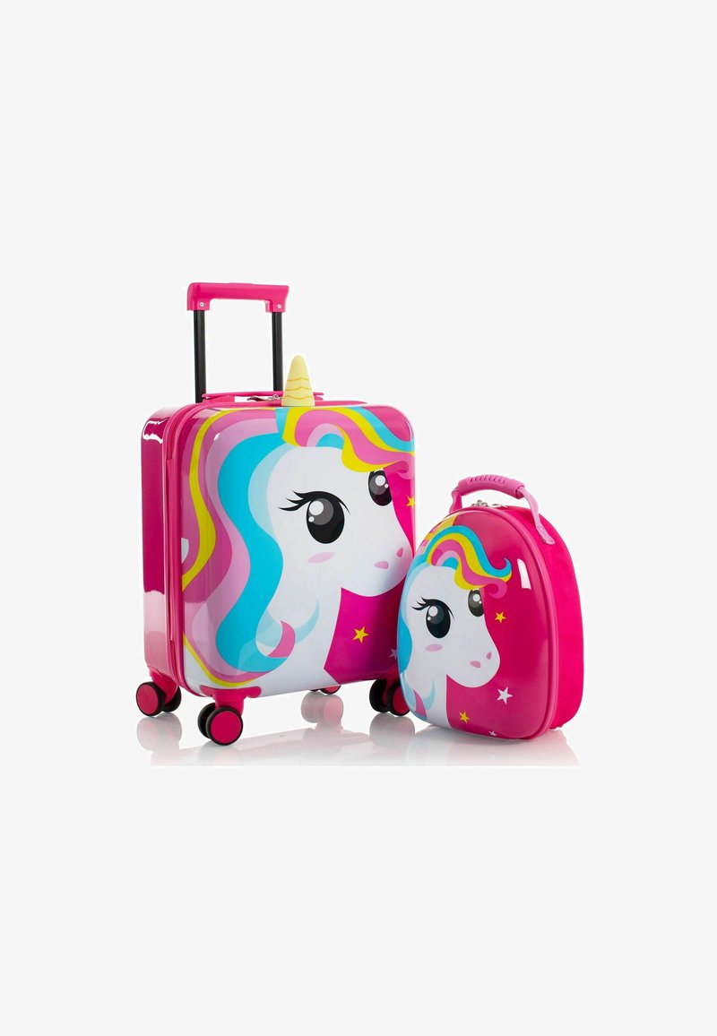 Juego de maletas de concha dura con diseño de unicornio. La maleta principal es de color rosa con un asa retráctil y ruedas; incluye una mochila más pequeña a juego.