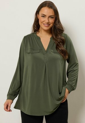 Olijfgroene blouse met lange mouwen en V-hals, twee borstzakken, geplooide schouders en een relaxed fit. Glad, lichtgewicht stof.