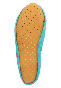 Bunte Innensohle mit einem hellen orangefarbenen Grund, versehen mit Belüftungslöchern, umrandet mit türkisfarbenem Stoff und Sternmustern in Rosa und Purpur.