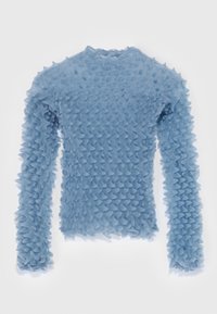 Pull bleu clair à manches longues avec un motif texturé, pointu et en relief couvrant tout le vêtement.