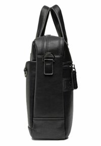 Mochila de cuero negro con correas dobles, cierre de cremallera, acabado texturizado, bolsillo lateral y detalle de etiqueta de marca en el lado.