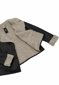 Giubbotto nero con fodera in sherpa beige visibile sul colletto, sui polsini e all'interno, disteso su uno sfondo bianco.