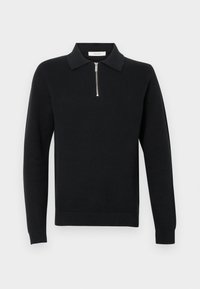 Pullover preto com gola, apresenta um fecho de meia zip na frente, material de malha texturizada, e punhos e barra canelados.