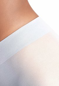 Collant trasparenti con una cintura morbida ed elastica. Il materiale è liscio, sfumando da un colore chiaro nella parte superiore a una tonalità della pelle più scura nella parte inferiore.