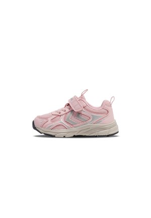 Rosa-grauer Kindersportschuh mit Klettverschluss, Zuglaschen, atmungsaktivem Mesh und weißer gepolsterter Sohle.