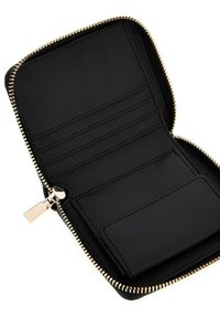 Portafoglio in pelle nera con chiusura a zip, slot interni per carte e una superficie liscia. Presenta zip e dettagli in metallo dorato.