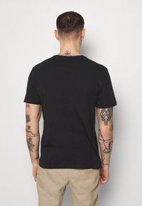 Only & Sons ONSRAMONES FRONT PRINT TEE - T-shirt estampada - black