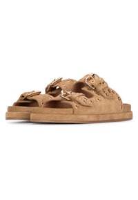 Sandali in suede beige con ritagli e dettagli in tonalità oro. Suola spessa con leggera elevazione. Due cinghie regolabili per una vestibilità ottimale.