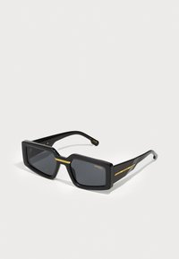 Ochelari de soare rectangulari negri cu lentile închise și o bandă accent de aur pe sprânceană. Cadru din plastic lucios și design elegant, unghiular.