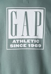 GAP LOGO BACK CREW - Print T-shirt - dark forest
