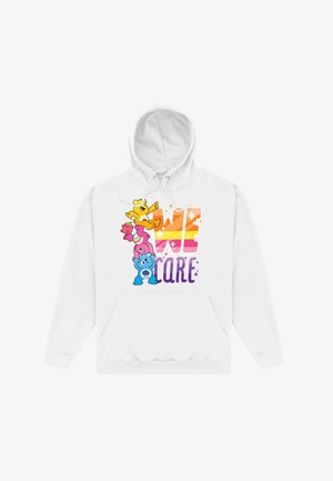 Hvid hoodie med farverige tegneserie-bjørne og teksten "VI BEKYMRE" i pink og lilla, med en lomme foran og hætte med snøre.