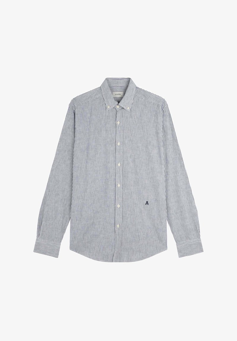 Camicia a maniche lunghe a righe in blu navy e bianco, con colletto a polo, bottoni frontali e un piccolo logo sul lato sinistro.