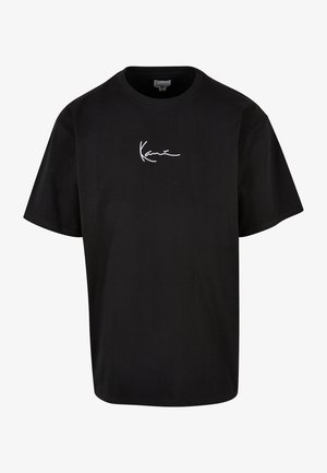 Musta puuvillapaita, jossa on rento malli. Rintapielessä valkoisella kursiivilla painettu logo. Lyhyet hihat ja pyöreä kaula-aukko.