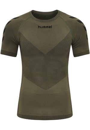Kurzärmliges Sportshirt in olivgrün, mit gerippter Textur, Zickzackmuster und subtiler schwarzer Markenkennzeichnung. Hergestellt aus einem dehnbaren Material.