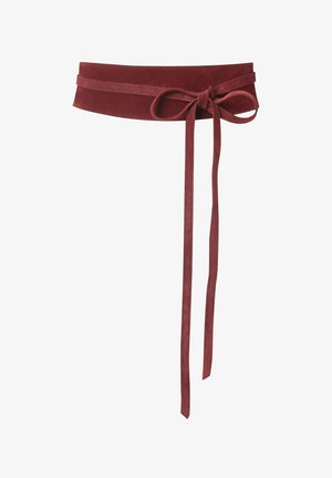Brede donkerrode suède riem met lange bandjes die aan de voorkant in een strik zijn gebonden, met zichtbare stiksels langs de randen.