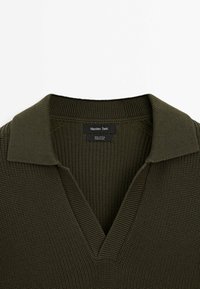 Ciemnozielona, dzianinowa bawełniana koszulka polo z kołnierzykiem i dekoltem w serek od Massimo Dutti, wyprodukowana w Chinach.