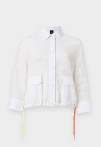 Άσπρο μακρυμάνικο μπουφάν από δίχτυ με σταθερό γιακά, κλείσιμο με κουμπιά, δύο μπροστινές τσέπες με καπάκι και νέον κορδόνια στο τελείωμα.