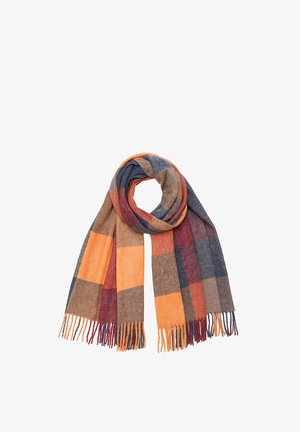 Gekleurde wollen sjaal met oranje, rood, bruin en marineblauw ruitpatroon, losjes gelegd in een lus met franjes aan de uiteinden.