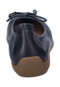 Námořnické kožené nazouvací boty s kulatou zadní částí, krátkým podpatkem, texturovanou hnědou podrážkou a dekoračním mašlí v horní části.