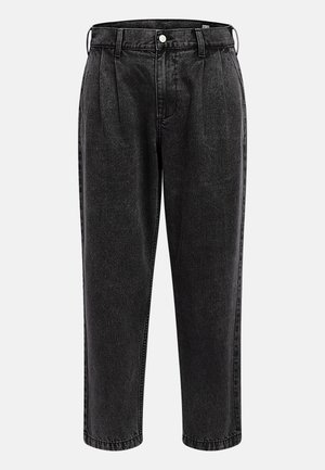 Pantalons en denim noir avec une coupe décontractée, dotés de plis, d'une jambe fuselée, de poches avant et d'une fermeture à bouton et à glissière simple.