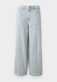 Lyseblå vide jeans laget av denim med et vertikalt stripemønster, med forkoksler og knappelukking i midjen.