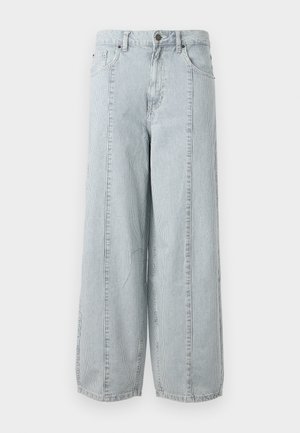 Světle modré široké džíny vyrobené z denimu s vertikálním pruhovaným vzorem, se předními kapsami a knoflíkovým zapínáním v pase.