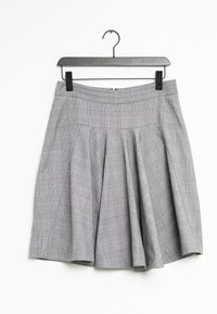 Falda a cuadros gris con diseño plisado, que presenta una cintura ajustada y cierre de cremallera, exhibida en una percha negra.
