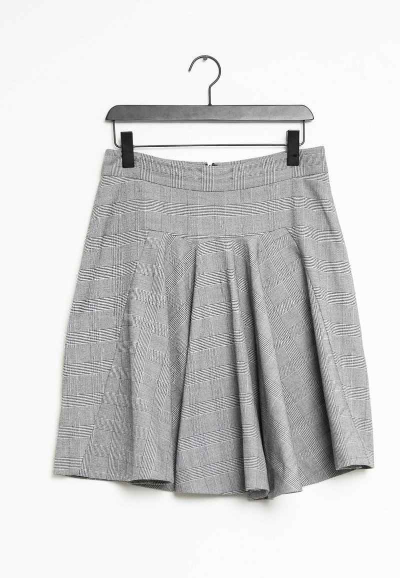 Grå rutig kjol med veckad design, som har en åtsittande midja och dragkedjestängning, hängande på en svart galge.