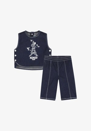 Denim kinderoutfit met een mouwloos topje en cropped broek. Het topje heeft een witte Eiffeltorenafbeelding en de tekst "KENZO PARIS", aangevuld met drukknopen.