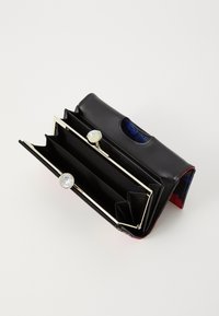 Musta nahkainen lompakko kultaisilla yksityiskohdilla, jossa on kaksi kristallikoristetta, useita sisätiloja ja kuviollinen kankainen vuori.