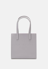 Sac fourre-tout en simili cuir gris avec le texte embossé "TED BAKER LONDON", de forme rectangulaire, avec des doubles poignées et une surface texturée.