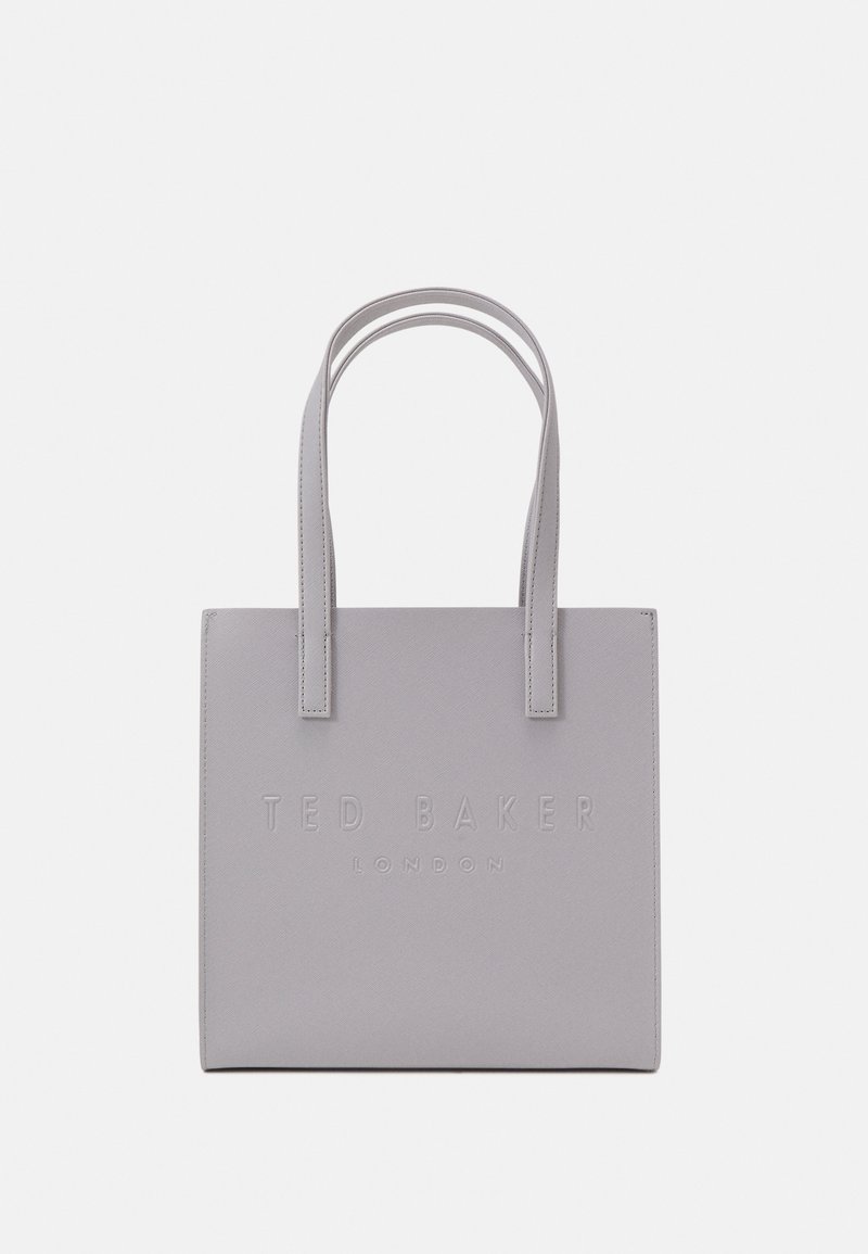 Sac fourre-tout en simili cuir gris avec le texte embossé "TED BAKER LONDON", de forme rectangulaire, avec des doubles poignées et une surface texturée.