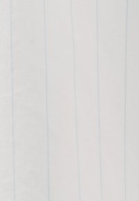 Witte stof met lichtblauwe verticale strepen, met een gladde textuur en fijne weving, geschikt voor kleding of huistextiel.