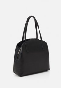 Sort håndtaske med struktureret form, lavet af tekstureret materiale. Har lange håndtag og en sidelomme med lynlås. Glat finish.