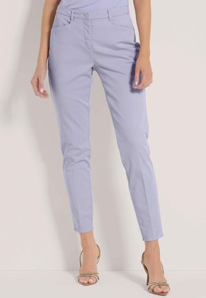 Lichtpaarse, op maat gemaakte broek met een slim fit, voorzien van voorzakken en een soepele, lichte stof, gecombineerd met naakte hakken met bandjes.