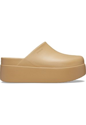 Sabot compensé beige à enfiler avec une tige texturée, bout fermé, dos ouvert et semelle épaisse, marqué d'un subtil logo Crocs.