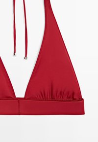 Haut de bikini triangle rouge avec liens réglables au cou et détails froncés le long du bord inférieur.