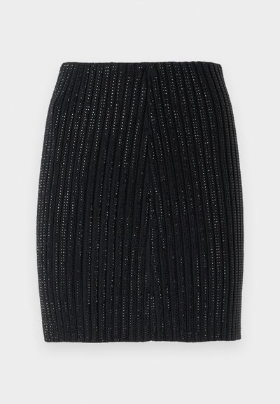 Fekete kötött mini szoknya függőleges bordázással és finom fémszálakkal. Testhez simuló fazonnal rendelkezik, és a hátsó középső részen hasított, ami megkönnyíti a mozgást.