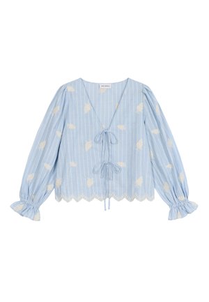 Světle modrá halenka s dlouhým rukávem s bílou květinovou výšivkou, tenkými vertikálními pruhy, výstřihem do V, předními zavazováním, nadýchanými rukávy s elastickými manžetami a zubatým lemem.