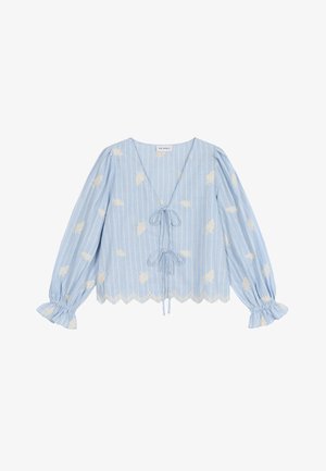 Blusa azzurra chiaro a maniche lunghe con ricamo floreale bianco, sottili righe verticali, scollo a V, lacci frontali, maniche a sbuffo con polsini elastici e orlo smerlato.