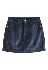 Jupe-short en denim indigo foncé avec une texture légèrement délavée, dotée de poches avant, de passants pour ceinture et d'une fermeture à bouton métallique.