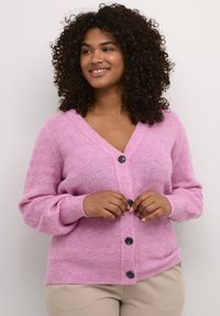 Cardigan tricotat roz cu decolteu în V, model texturat în formă de diamant și cinci butoane negre pe față. Confortabil, cu o croială relaxată și mâneci lungi.