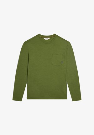 Chemise à manches longues de couleur vert olive, en tissu doux, avec une poche poitrine et un col rond. Texture lisse avec un léger éclat.