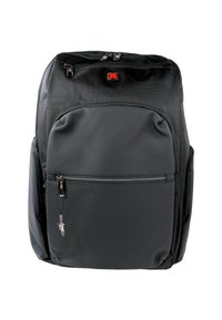 Zwarte rugzak van textuurstof, met meerdere ritscompartimenten, zijzakken en een klein decoratief hangertje. Duurzaam en functioneel ontwerp.