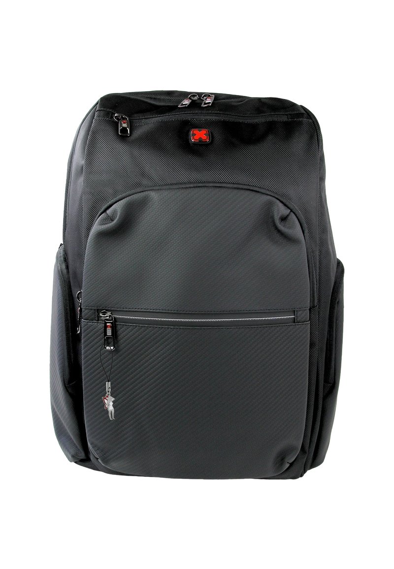 Zwarte rugzak van textuurstof, met meerdere ritscompartimenten, zijzakken en een klein decoratief hangertje. Duurzaam en functioneel ontwerp.