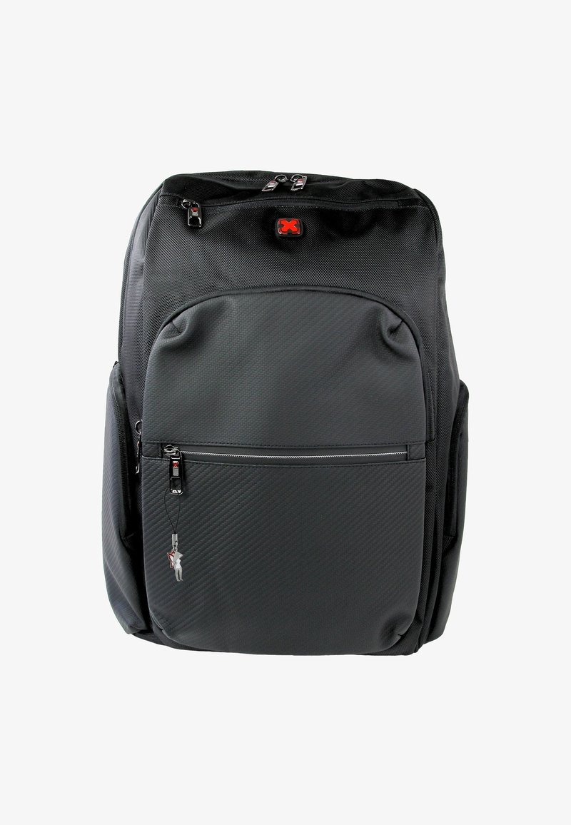 Zwarte rugzak van textuurstof, met meerdere ritscompartimenten, zijzakken en een klein decoratief hangertje. Duurzaam en functioneel ontwerp.