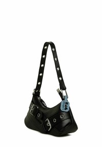 Borsa a spalla in ecopelle nera con forma curva, tracolla borchiata, hardware in argento e una targhetta blu. Presenta fibbie e chiusura con zip.
