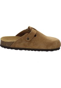 Braune Wildlederschuhe mit offenem Rücken, runder Zehenform, einer niedrigen Korksohle und einem Seitenriemen mit schwarzem Metall. Glatte Textur und minimalistisches Design.