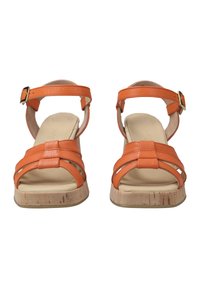 Oranžové kožené platformové sandály s korkovou podešví, nastavovacími popruhy na kotníku a vícero popruhy na svrchní části.